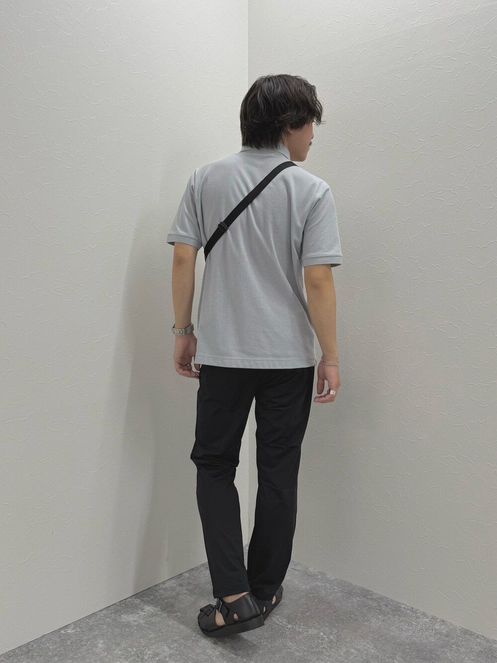「大人カジュアル、モノトーン、春夏コーデ、シンプルコーデ、きれいめカジュアル、休日スタイル、お出かけコーデ、ショルダーバッグ、ポロシャツ、カジュアル、カジュアルコーデ、夏、夏コーデ、リラックススタイル」｜「NOLLEY’Sの【WEB限定】《ビジカジ対応》クジラ刺繍 ドライカノコ ユーティリティポロ 25SS（ポロシャツ、グレー系）」を使った、nishiokaさん（メンズ・169cm）の春コーディネートの6枚目の写真