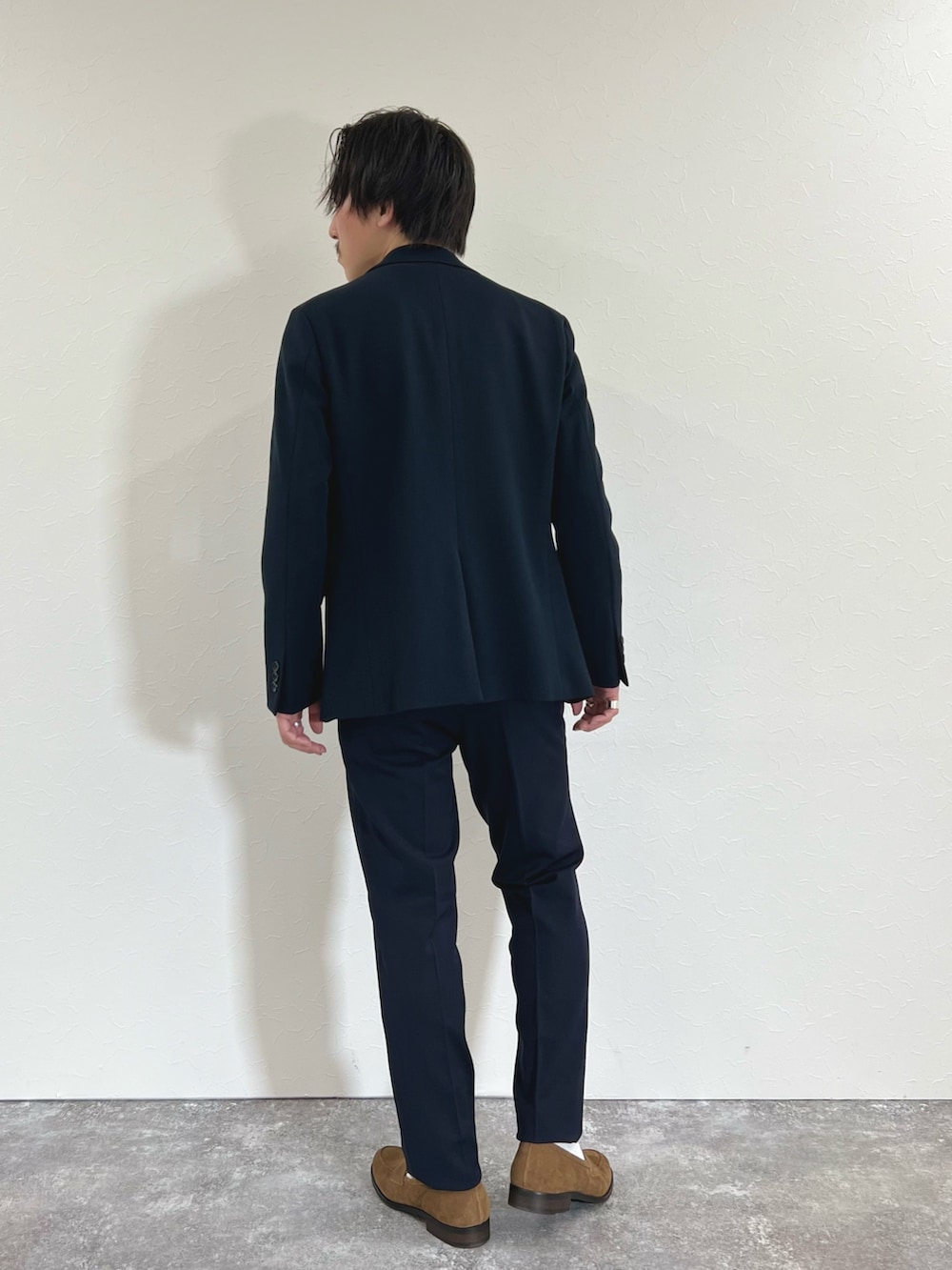 ブルー系のその他パンツ、ベージュ系のニット/セーター、ブルー系のテーラードジャケットを着用したメンズの秋コーディネートの5枚目の写真