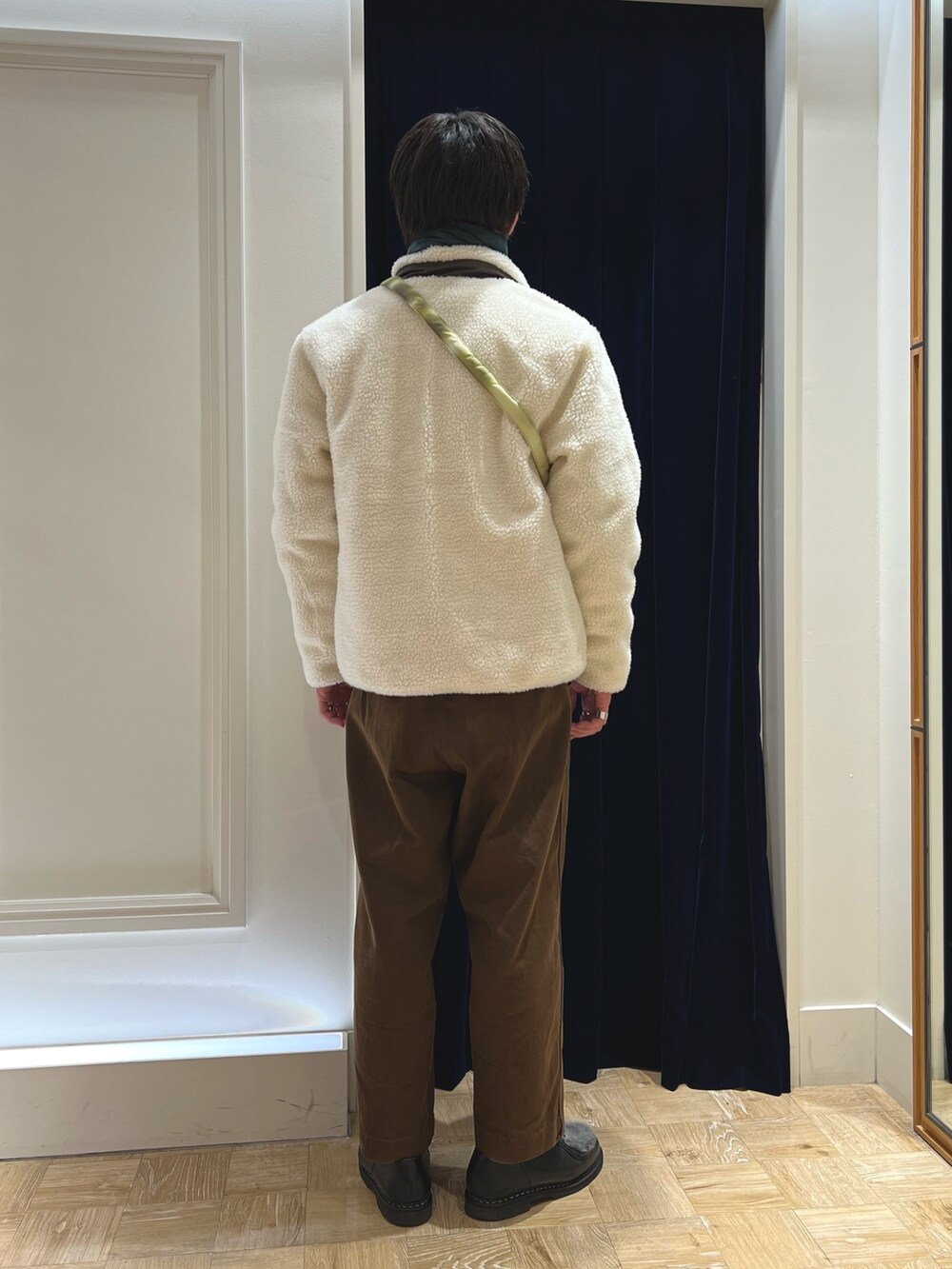 ホワイト系のダウンジャケット/コート、ブラック系のシューズ、ベージュ系のTシャツ/カットソーを着用したメンズの冬コーディネートの4枚目の写真