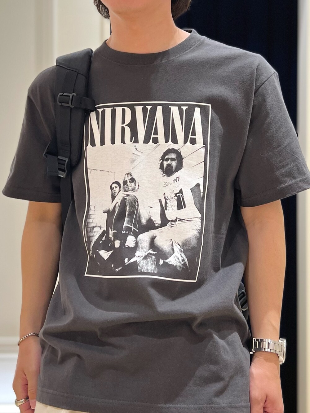 ブラック系のTシャツ/カットソー、ブラック系のバックパック/リュック、ブラック系のスニーカーを着用したメンズの春コーディネートの7枚目の写真