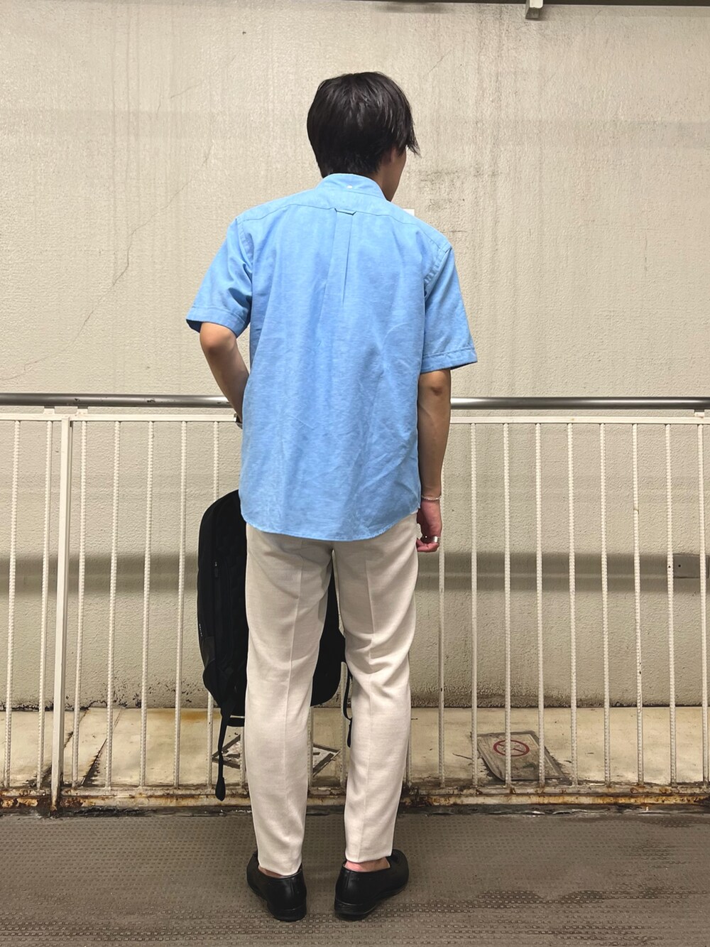 ブルー系のシャツ/ブラウス、ホワイト系のTシャツ/カットソー、ホワイト系のその他パンツを着用したメンズの夏コーディネートの4枚目の写真