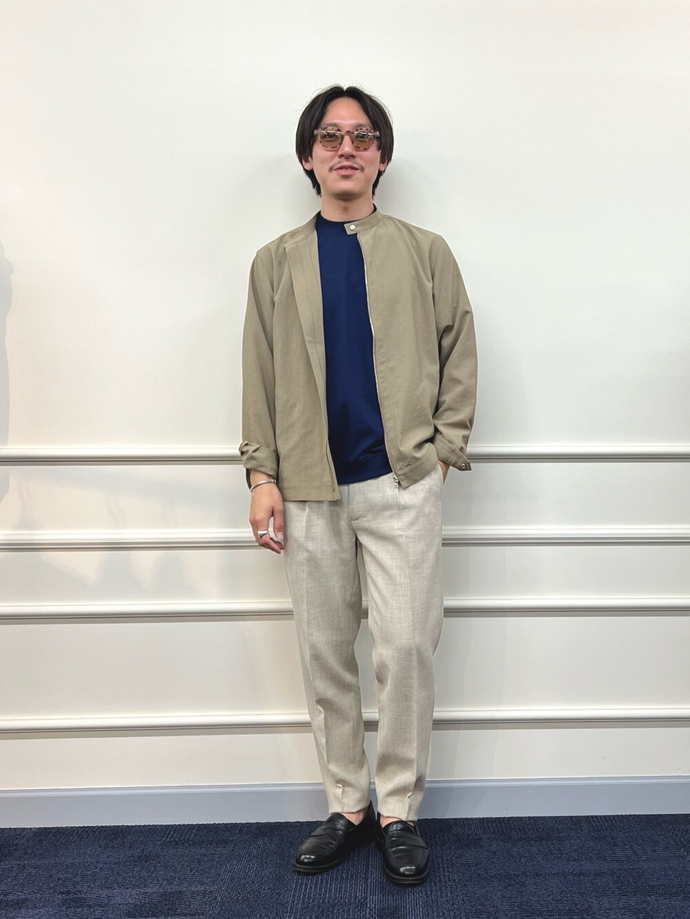 ホワイト系のその他パンツ、ベージュ系のブルゾン、ブルー系のTシャツ/カットソーを着用したメンズの春コーディネートの2枚目の写真