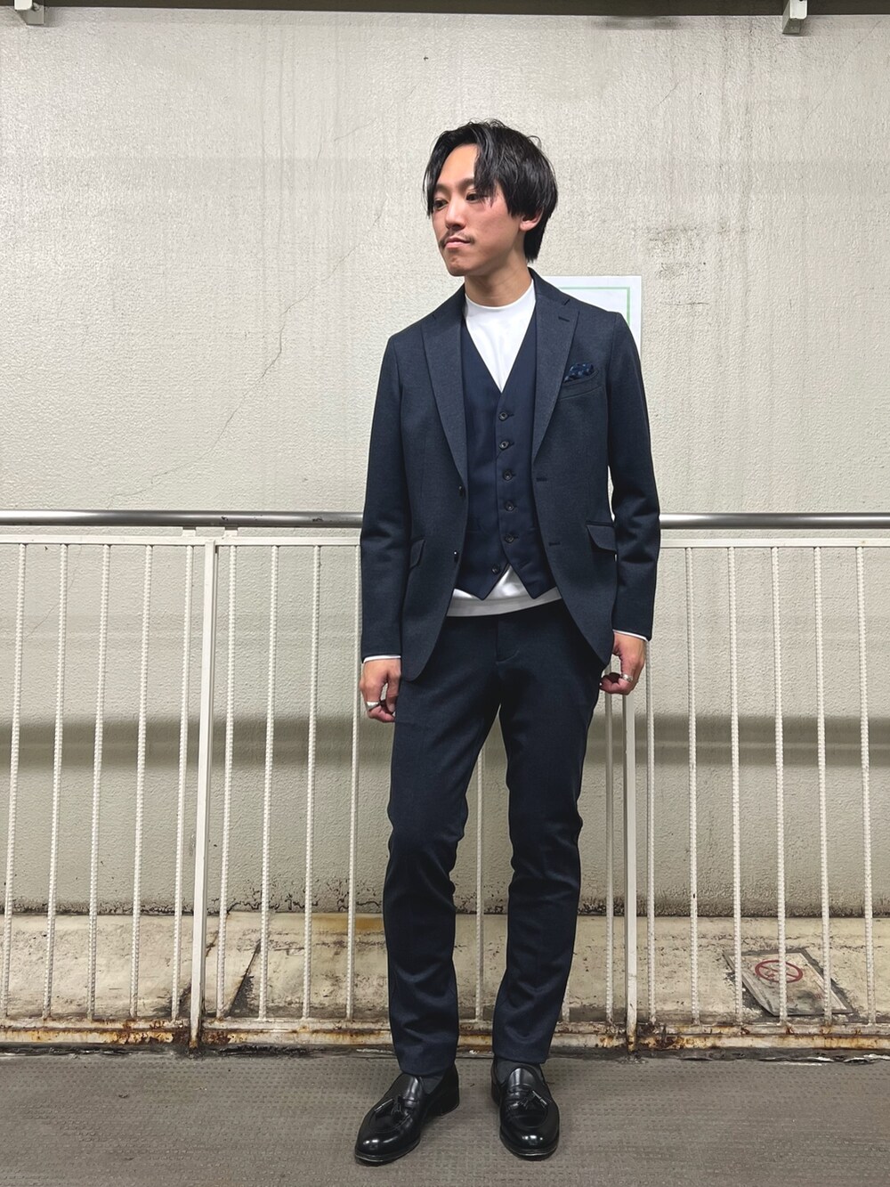 「ファッションを楽しもう、セットアップ、きれいめカジュアル、冬コーデ、ローファー、レイヤードスタイル、今日のコーデ、オトナカジュアル、シンプルコーデ、ootd、ロンT、ジャケット、秋冬コーデ、秋コーデ、ビジネススタイル」｜「NOLLEY'S goodmanの《ビジカジ対応》シルケットスムース 長袖ドレスTシャツ（Tシャツ/カットソー、ホワイト系）」を使った、nishiokaさん（メンズ・169cm）の秋コーディネートの2枚目の写真