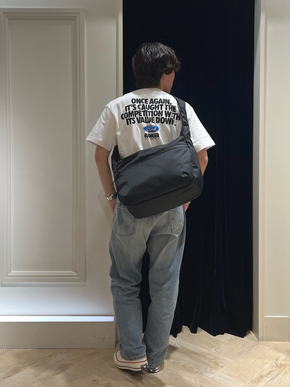 「ショルダーバッグ、休日スタイル、スニーカー、お出かけコーデ、春夏コーデ、淡色コーデ、シンプルコーデ、カジュアルコーデ、デニムパンツ、オトナカジュアル、カジュアル、夏、夏コーデ、プリントT、Tシャツ」｜「GOOD ROCK SPEEDの【GOOD ROCK SPEED】別注 Ford / フォード プリントTシャツ（Tシャツ/カットソー、ホワイト系）」を使った、nishiokaさん（メンズ・169cm）の春コーディネートの3枚目の写真