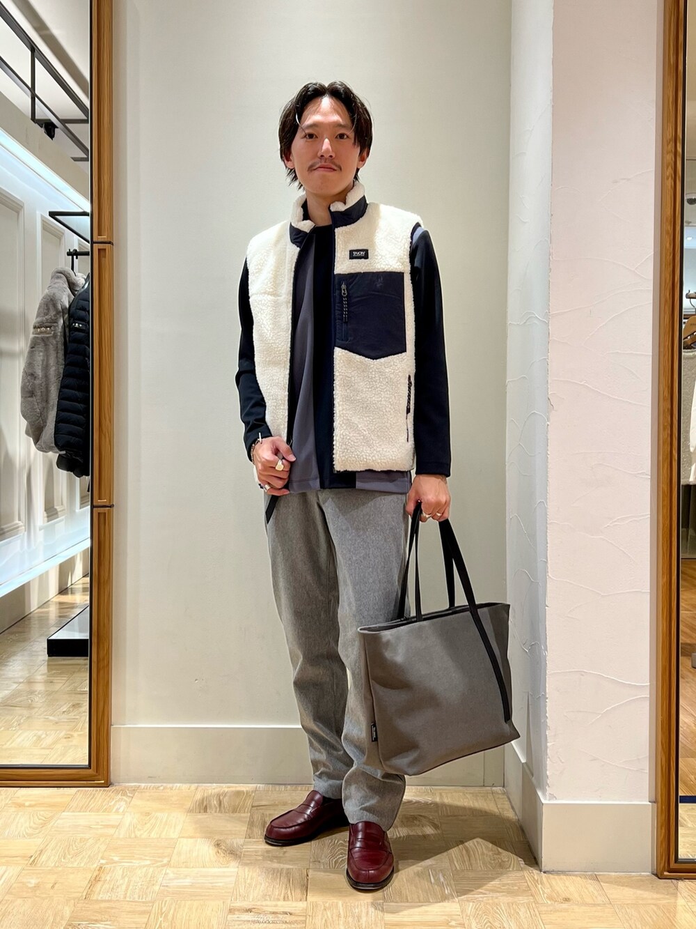 「シンプルコーデ、休日スタイル、ロンT、きれいめカジュアル、ローファー、淡色コーデ、レイヤードスタイル、秋のコーデ、休日コーデ、お洒落さんとつながりたい、カジュアルコーデ、ベスト、ダウンベスト、低身長コーデ、トートバッグ」｜「Un coeurの【Un coeur/アンクール】K903061 アシメレザーハンドルトート（トートバッグ、グレー系）」を使った、nishiokaさん（メンズ・169cm）の秋コーディネートの2枚目の写真