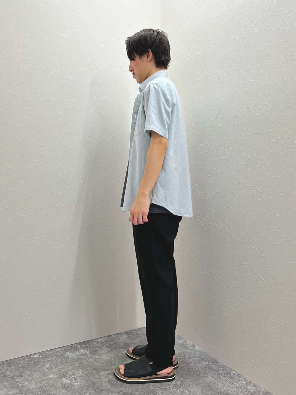 ブルー系のシャツ/ブラウス、ブラック系のその他パンツ、ブラック系のサンダルを着用したメンズの春コーディネートの5枚目の写真