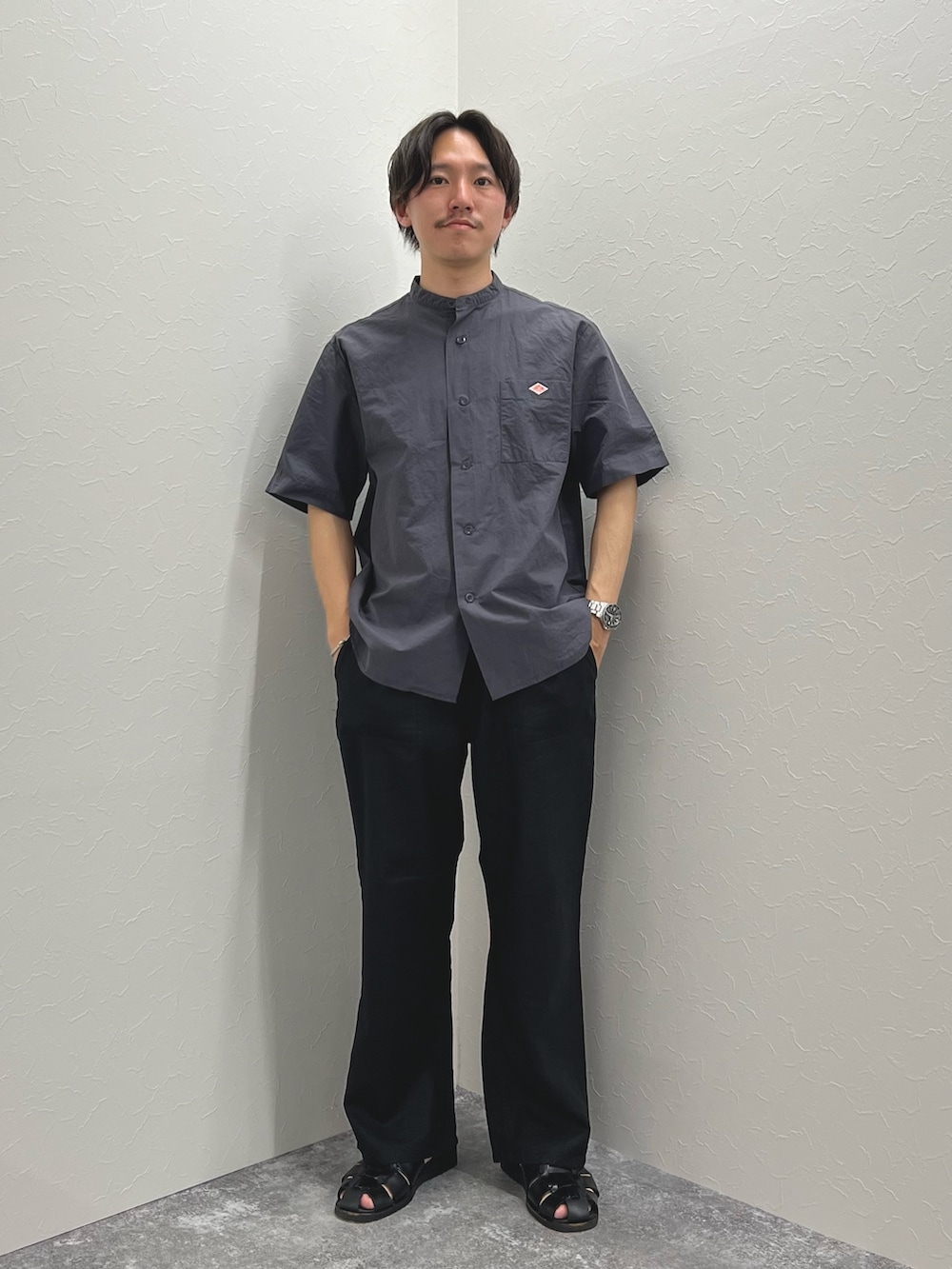 グレー系のシャツ/ブラウス、ブラック系のサンダル、ブラック系のその他パンツを着用したメンズの春コーディネートの2枚目の写真