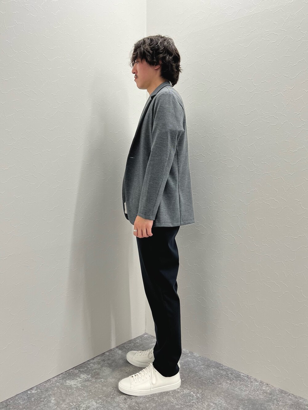 グレー系のテーラードジャケット、ベージュ系のTシャツ/カットソー、ブルー系のその他パンツを着用したメンズの春コーディネートの5枚目の写真