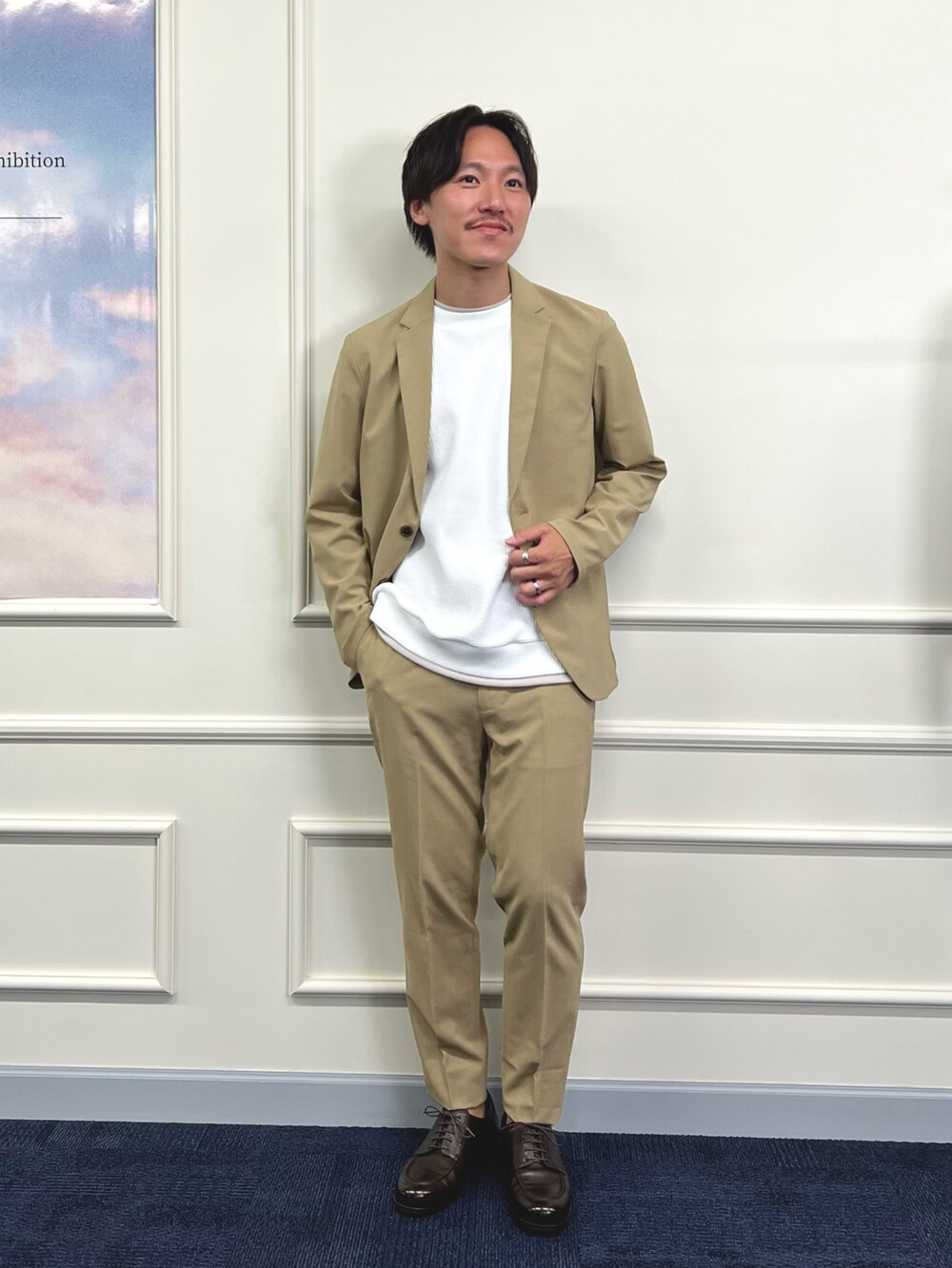 ベージュ系のテーラードジャケット、ブルー系のTシャツ/カットソー、ベージュ系のその他パンツを着用したメンズの夏コーディネートの5枚目の写真