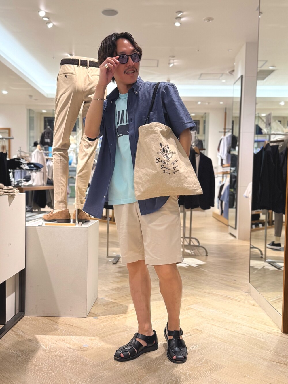 ブルー系のシャツ/ブラウス、ブルー系のTシャツ/カットソー、ホワイト系のその他パンツを着用したメンズの夏コーディネートの4枚目の写真