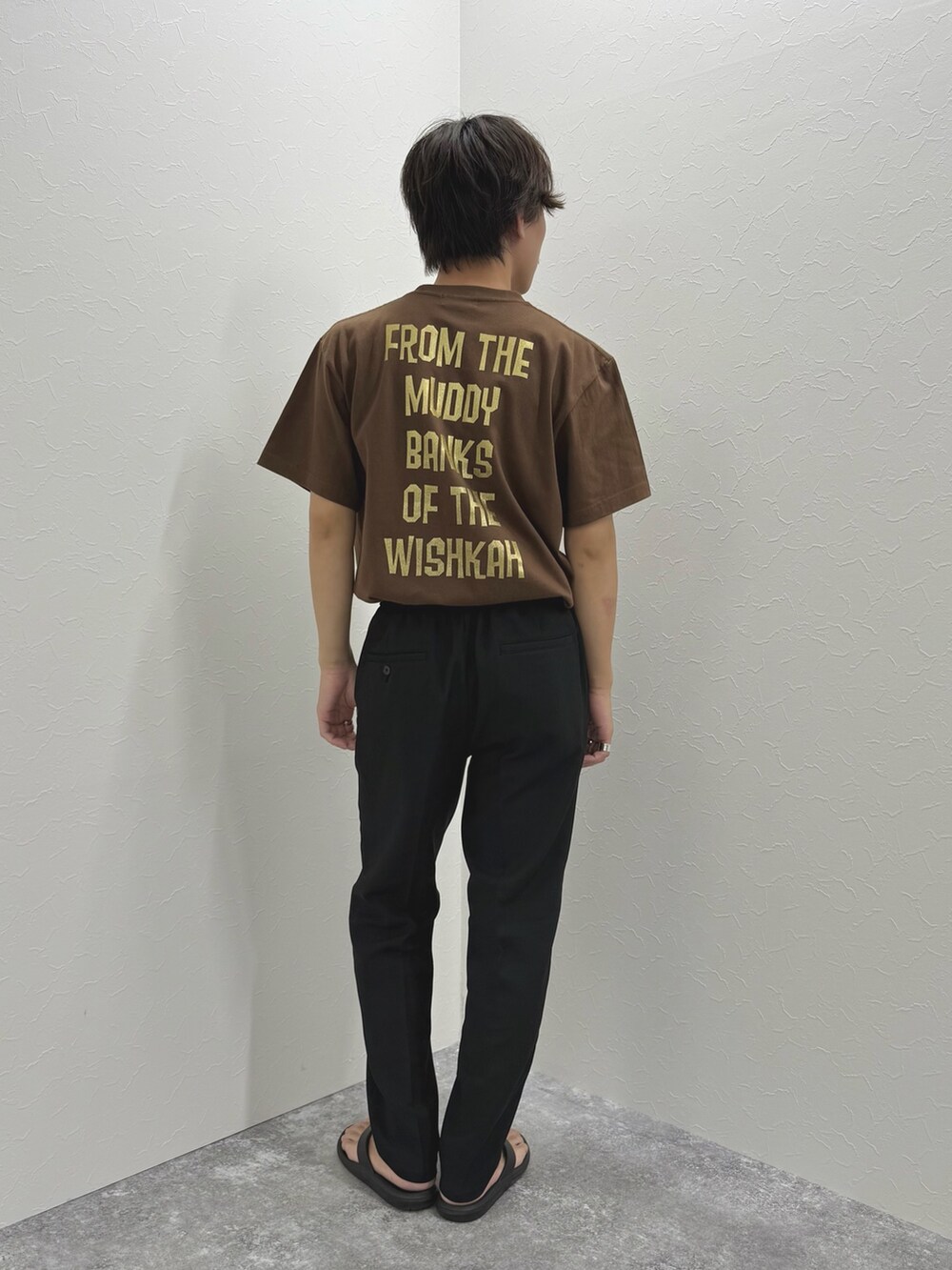 ブラウン系のTシャツ/カットソー、ブラック系のその他パンツ、ブラック系のサンダルを着用したメンズの夏コーディネートの5枚目の写真