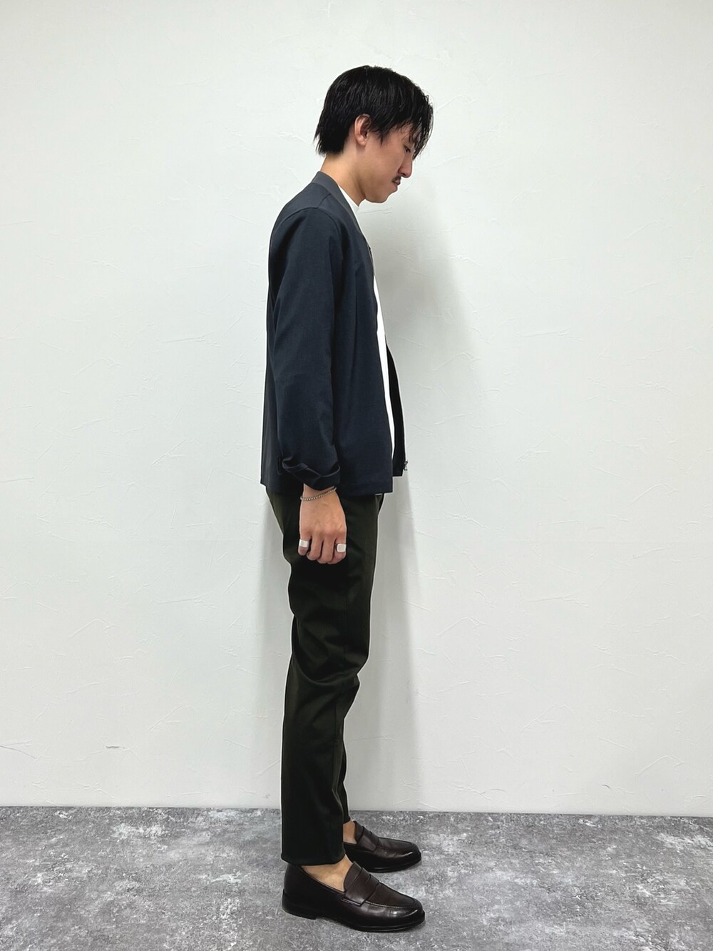 グレー系のブルゾン、ホワイト系のTシャツ/カットソー、グリーン系のその他パンツを着用したメンズの夏コーディネートの4枚目の写真