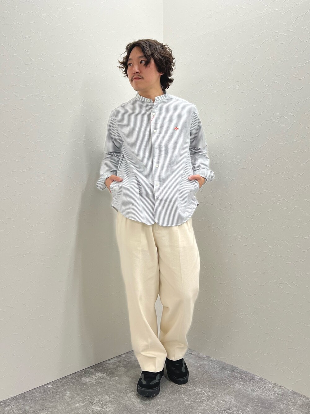 ブルー系のシャツ/ブラウス、ホワイト系のデニムパンツ、ブラック系のスニーカーを着用したメンズの春コーディネートの3枚目の写真