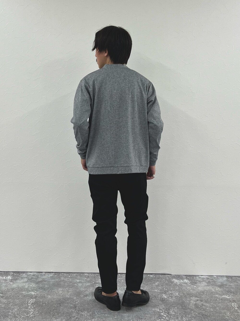 グレー系のカーディガン/ボレロ、ブラック系のTシャツ/カットソー、ブラック系のその他パンツを着用したメンズの夏コーディネートの6枚目の写真