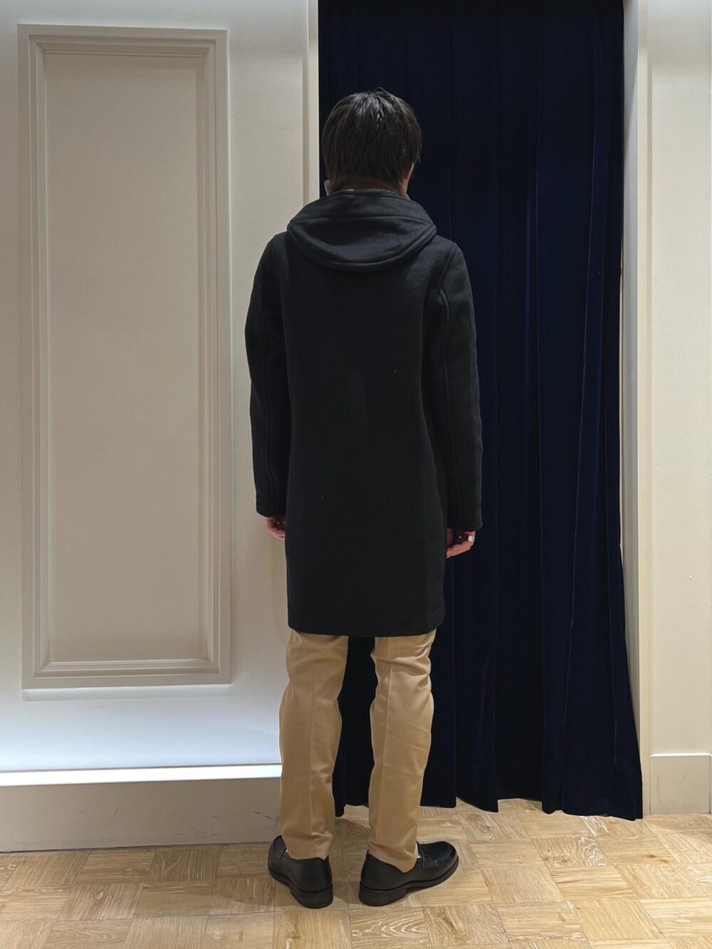 ブラック系のシャツ/ブラウス、ブラック系のダッフルコート、ベージュ系のその他パンツを着用したメンズの冬コーディネートの6枚目の写真