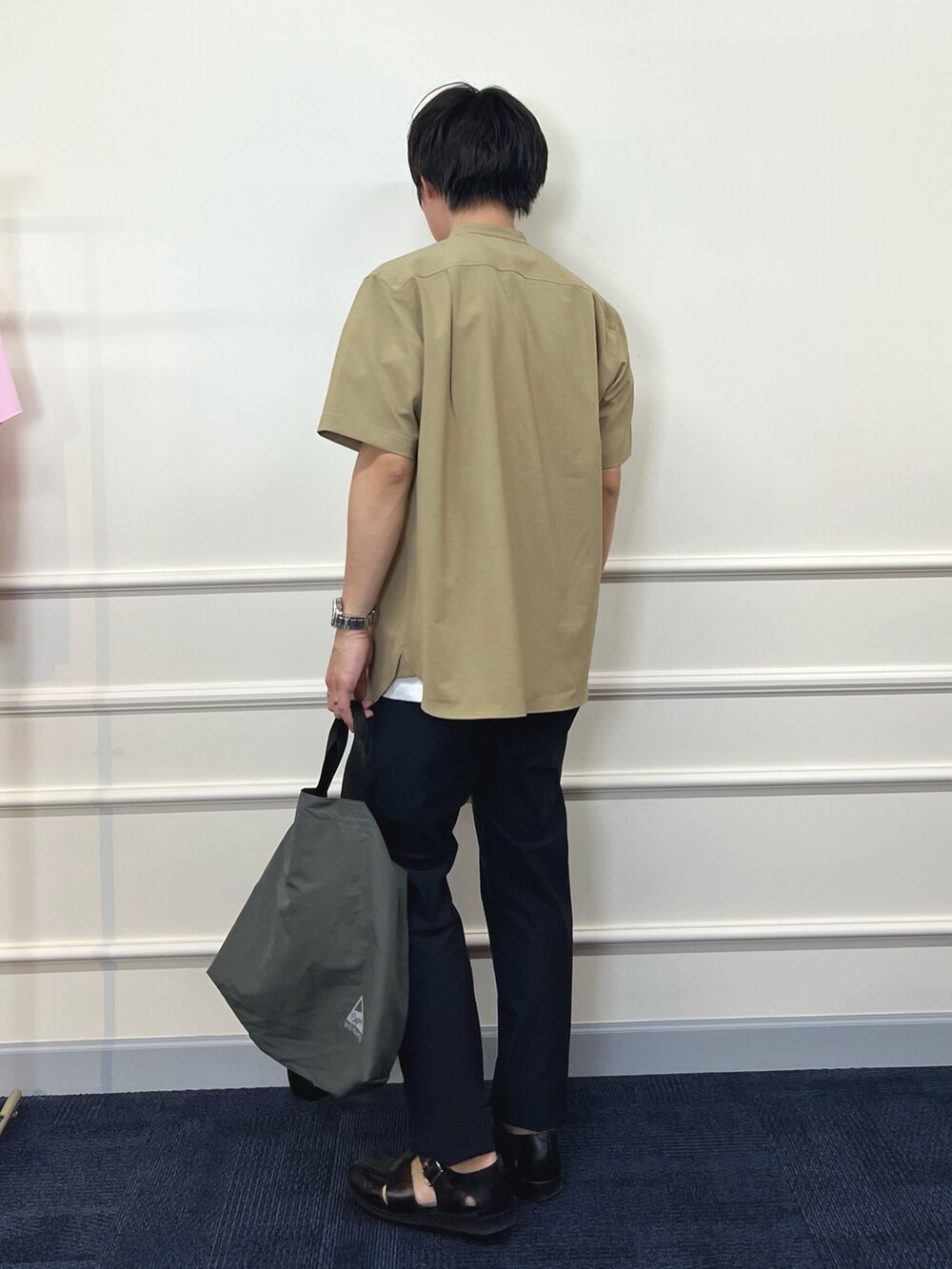 ベージュ系のシャツ/ブラウス、ホワイト系のTシャツ/カットソー、グレー系のトートバッグを着用したメンズの春コーディネートの5枚目の写真