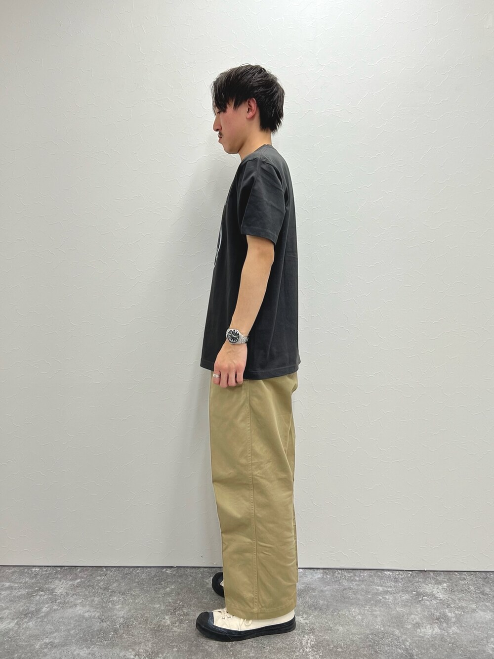 ブラック系のTシャツ/カットソーを着用したメンズの春コーディネートの3枚目の写真