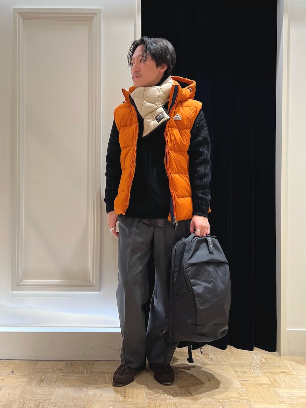 「冬コーデ、マイベストコーデ2024、ダウンジャケット、マフラーぐるぐる、クリスマスに着たい服、ダウンベスト、休日スタイル、レイヤードスタイル、冬アウター、カジュアルコーデ、マフラー、バックパック、シャツ、秋冬コーデ、チェック」｜「NOLLEY’Sのシャギーチェック レギュラーシャツ（シャツ/ブラウス、グリーン系）」を使った、nishiokaさん（メンズ・169cm）の冬コーディネートの2枚目の写真