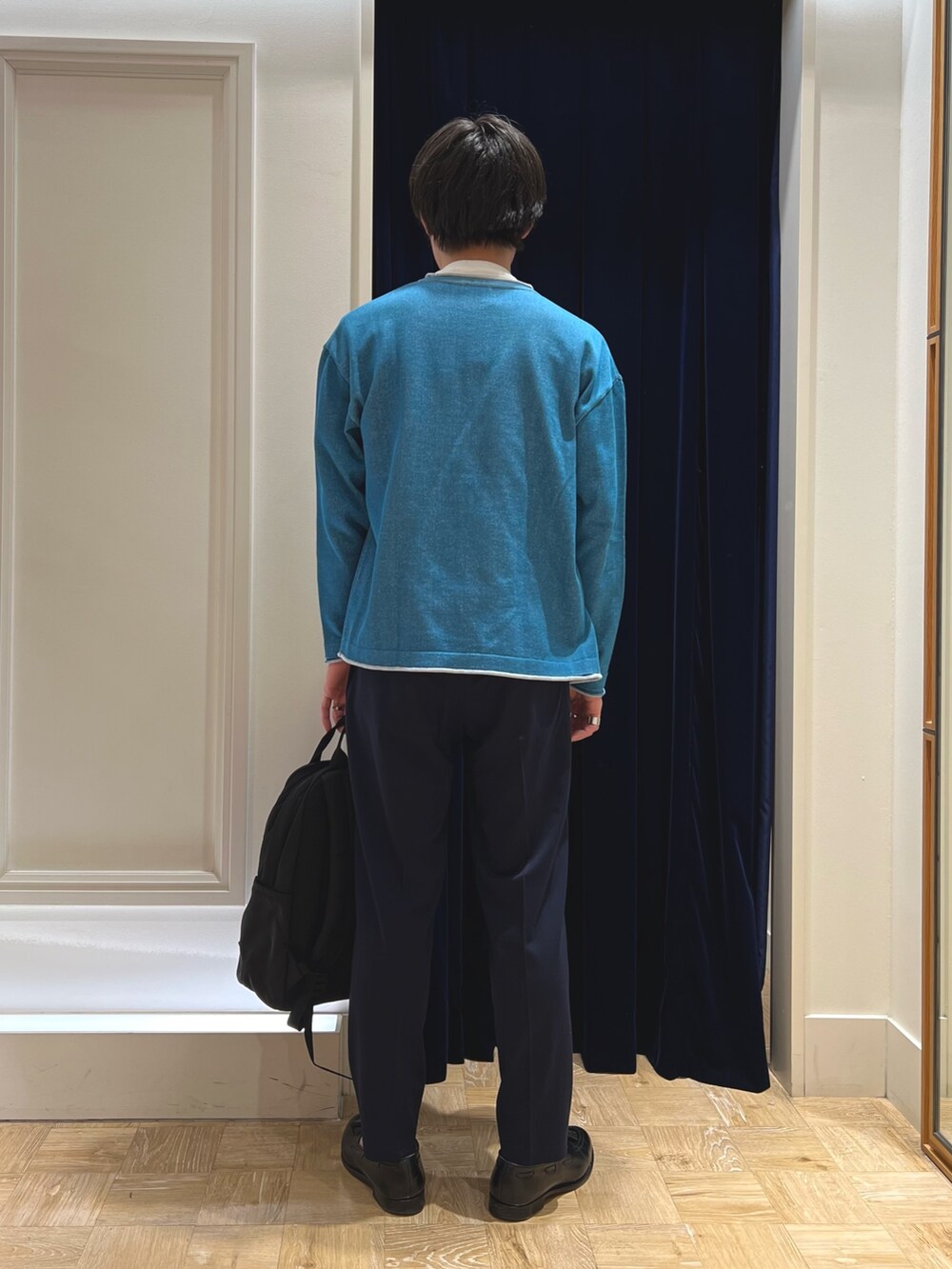 グリーン系のカーディガン/ボレロ、ブラック系のバックパック/リュックを着用したメンズの冬コーディネートの5枚目の写真