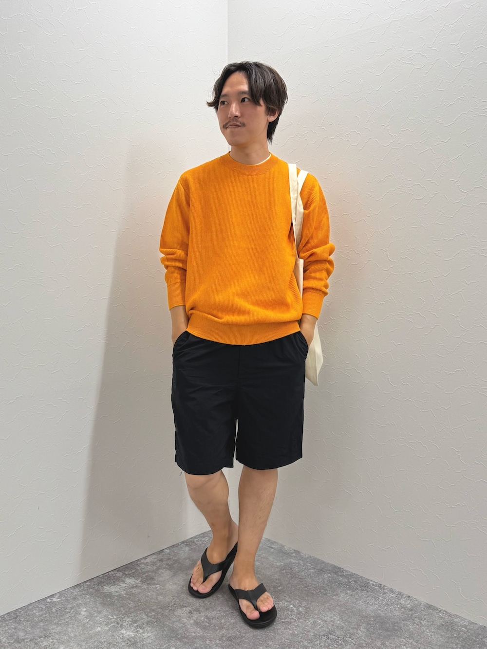 ブラック系のその他パンツ、オレンジ系のニット/セーター、ブラック系のサンダルを着用したメンズの夏コーディネートの4枚目の写真