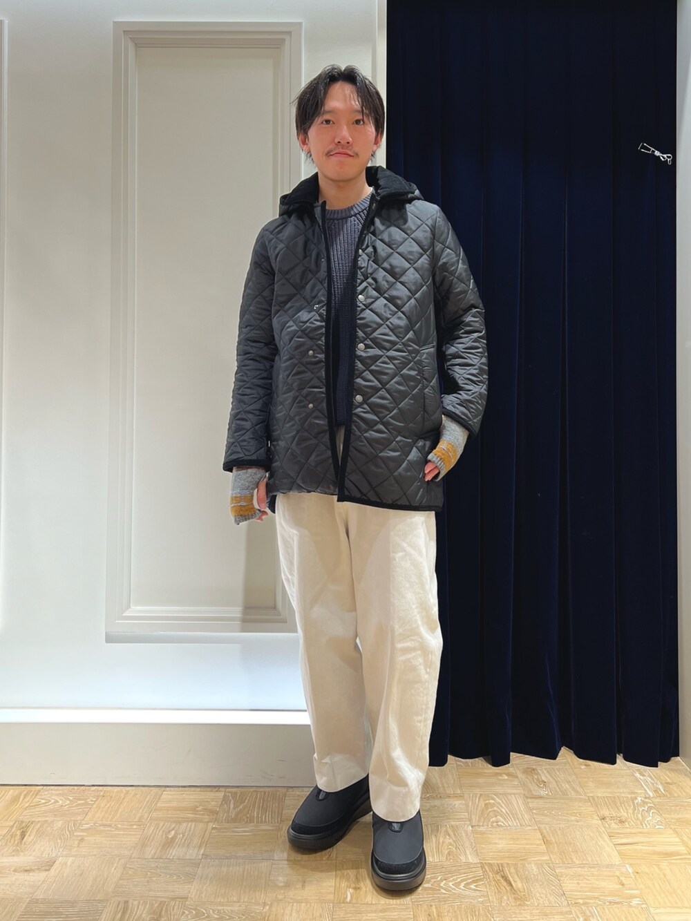 「冬アウター、休日スタイル、お出かけコーデ、ブーツ、きれいめカジュアル、レイヤードスタイル、冬コーデ、シンプルコーデ、大人カジュアル、ブルゾン、キルティング、秋冬コーデ、ファッションを楽しもう、冬、カジュアルコーデ」｜「Traditional Weatherwearの【Traditional WeatherWear/トラディショナルウェザーウェア】別注DERBY HOOD WITH DOT BUTTON（ステンカラーコート、ブラック系）」を使った、nishiokaさん（メンズ・169cm）の冬コーディネートの2枚目の写真