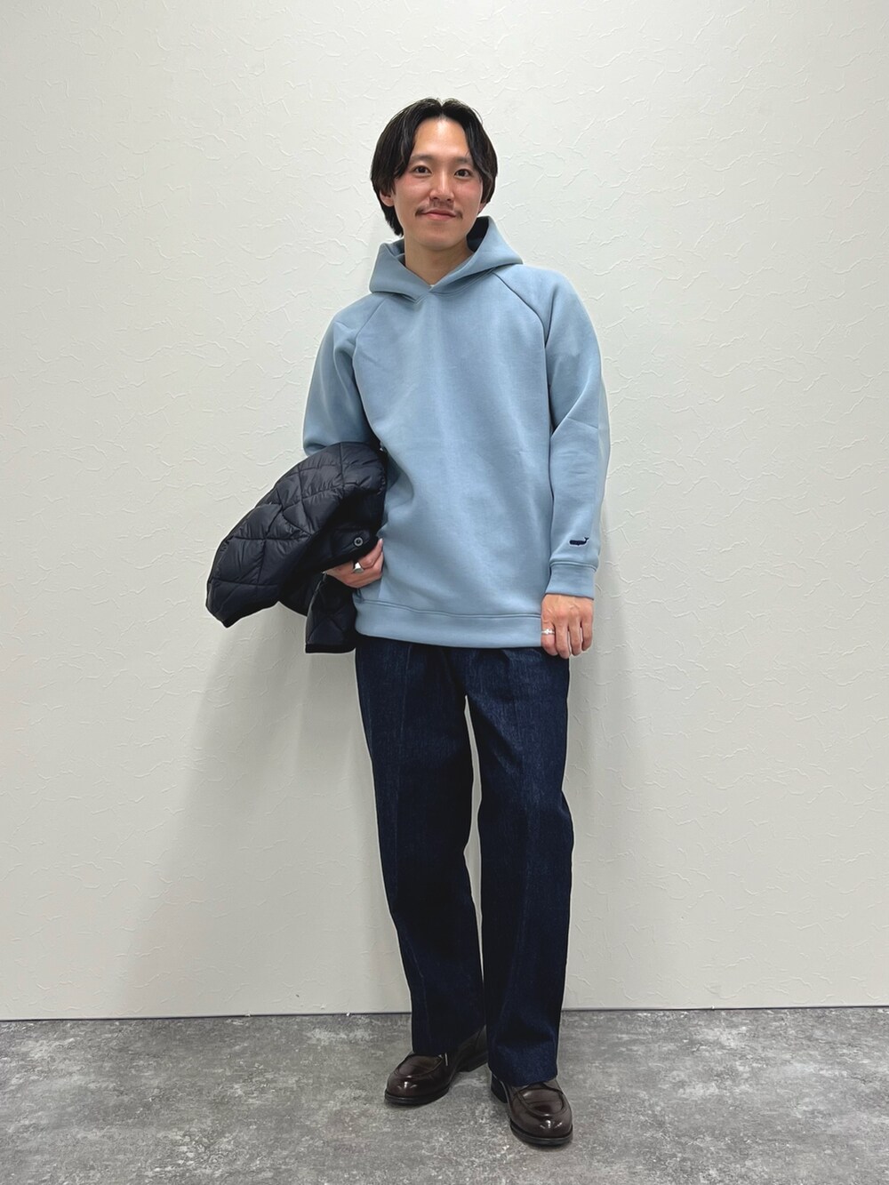 ブルー系のパーカー、ブルー系のデニムパンツ、ブルー系のダウンジャケット/コートを着用したメンズの冬コーディネートの2枚目の写真