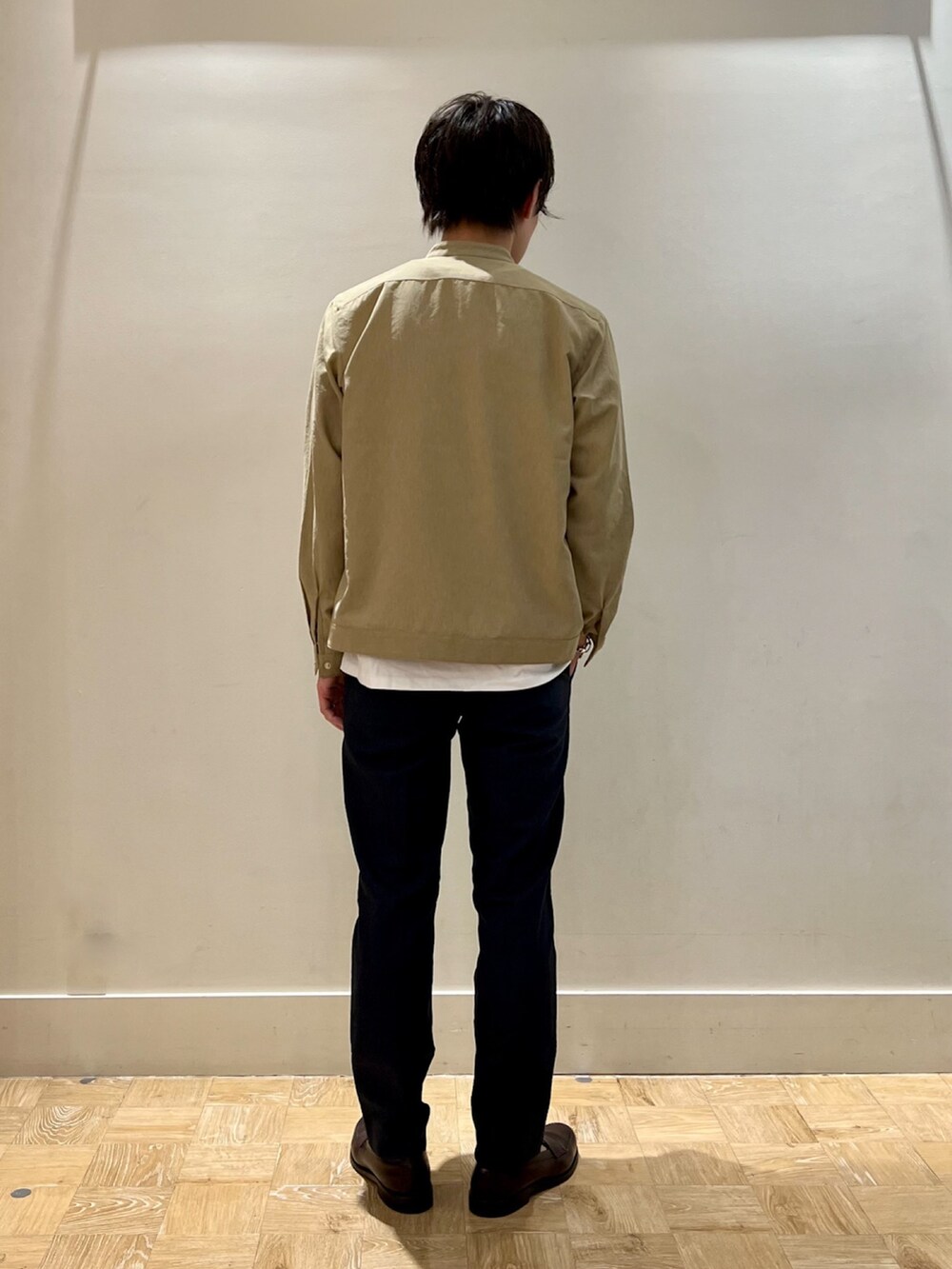 ベージュ系のシャツ/ブラウス、ブルー系のその他パンツを着用したメンズの夏コーディネートの3枚目の写真