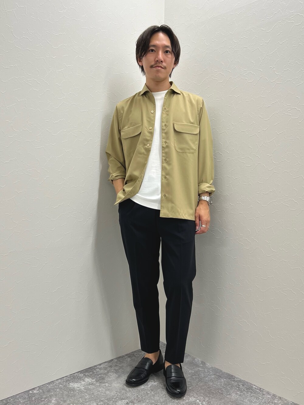 ホワイト系のTシャツ/カットソー、ベージュ系のシャツ/ブラウス、ブラック系のその他パンツを着用したメンズの夏コーディネートの3枚目の写真