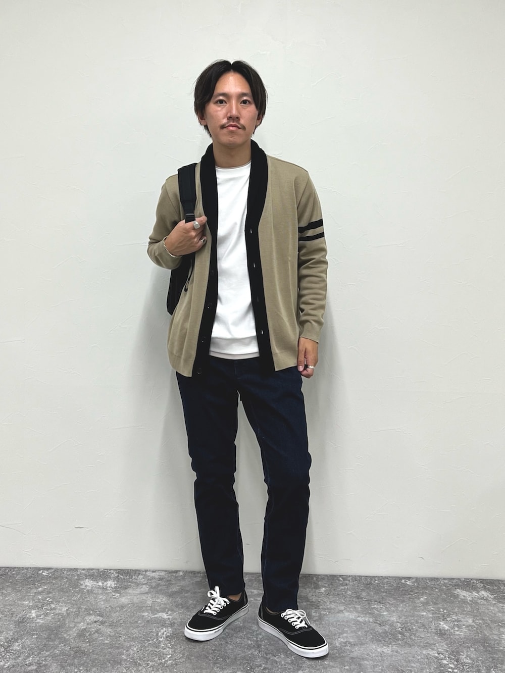 「ブラウン、デートコーデ、ロンT、休日スタイル、カーディガン、秋コーデ、デニム、秋服、メンズファッション、シンプル、きれいめカジュアル、カジュアル、バックパック」｜「NOLLEY’Sの配色ショールカラーカーディガン（カーディガン/ボレロ、ベージュ系）」を使った、nishiokaさん（メンズ・169cm）の秋コーディネートの4枚目の写真