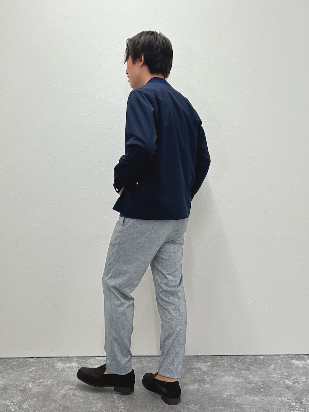 ブルー系のブルゾン、ブルー系のTシャツ/カットソー、グレー系のその他パンツを着用したメンズの秋コーディネートの6枚目の写真