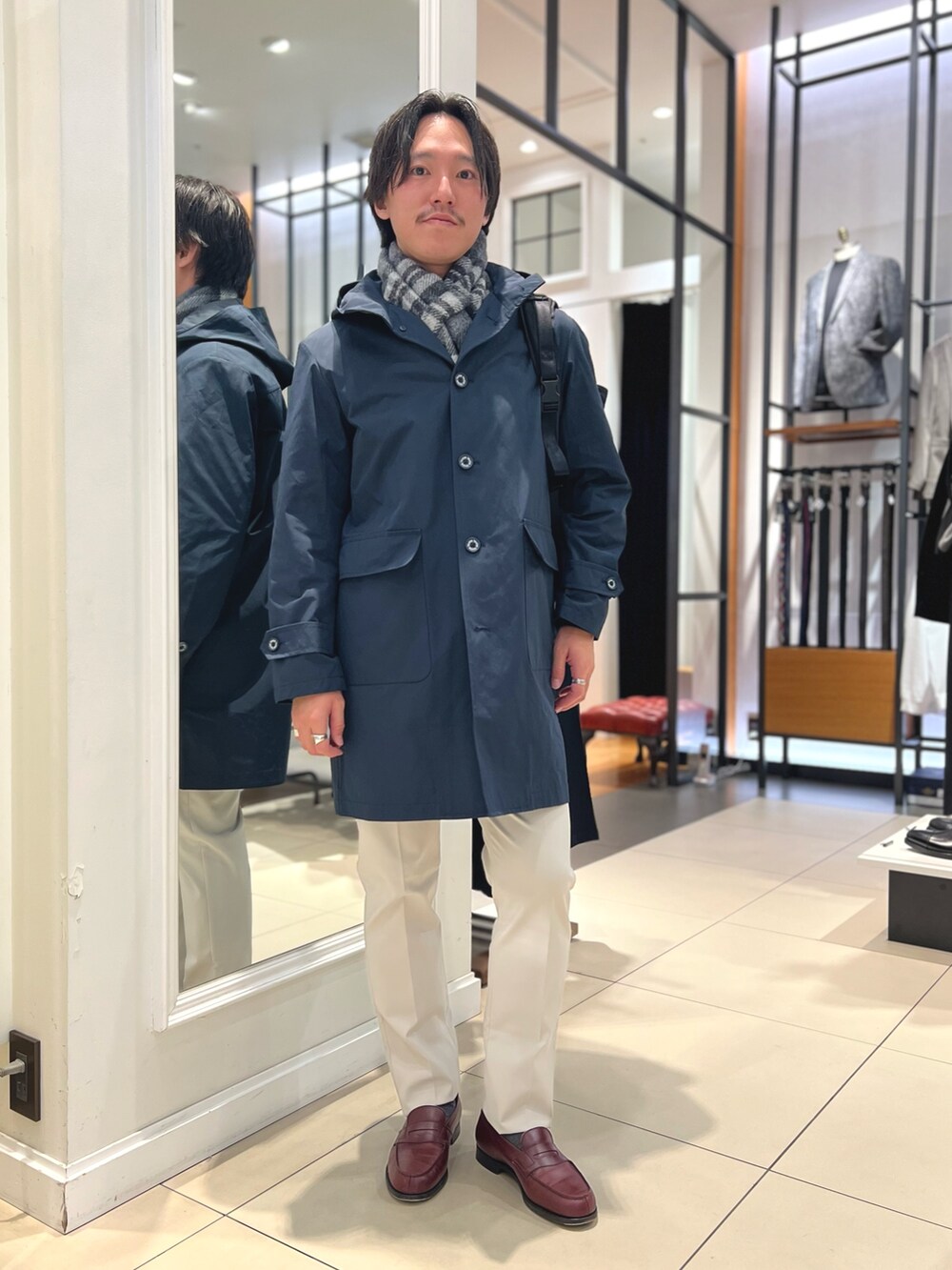 ブルー系のその他アウター、ブルー系のニット/セーター、ブラック系のトートバッグを着用したメンズの冬コーディネートの5枚目の写真