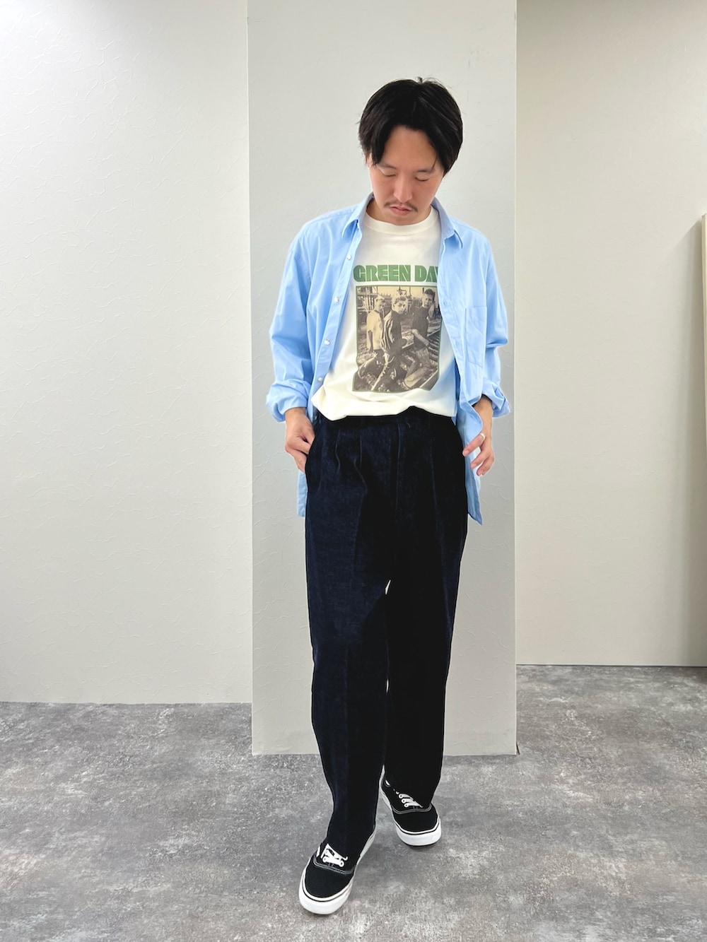 ホワイト系のTシャツ/カットソー、ブラック系のスニーカー、ブルー系のシャツ/ブラウスを着用したメンズの冬コーディネートの3枚目の写真