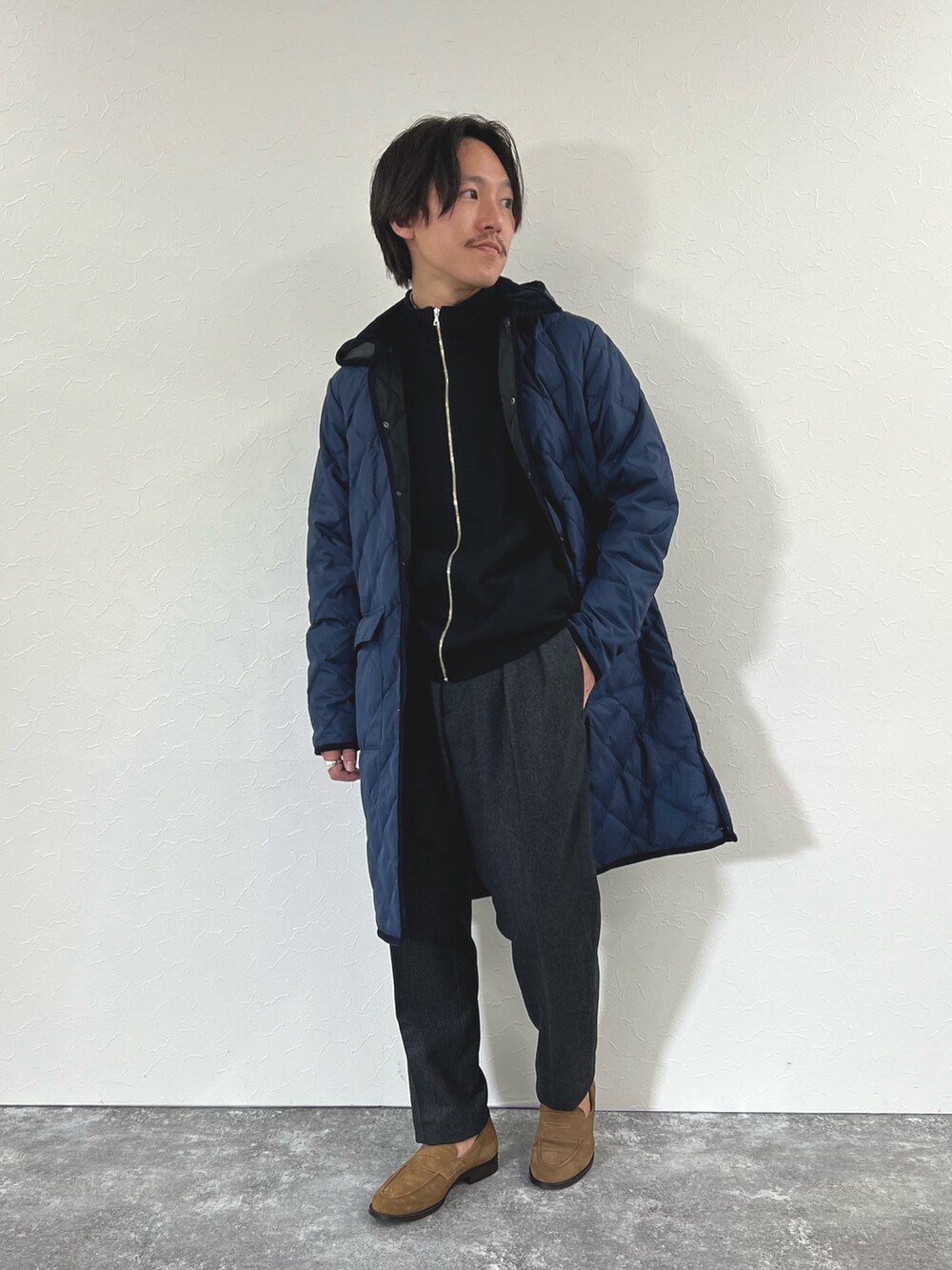 ブルー系のダウンジャケット/コート、ブラック系のカーディガン/ボレロ、グレー系のシャツ/ブラウスを着用したメンズの冬コーディネートの4枚目の写真