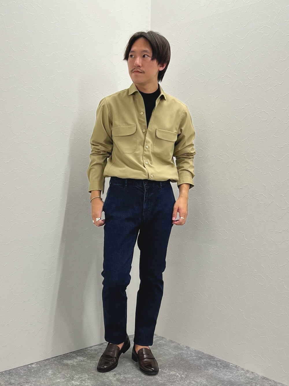 ベージュ系のシャツ/ブラウス、ブラック系のTシャツ/カットソー、ブルー系のデニムパンツを着用したメンズの夏コーディネートの2枚目の写真