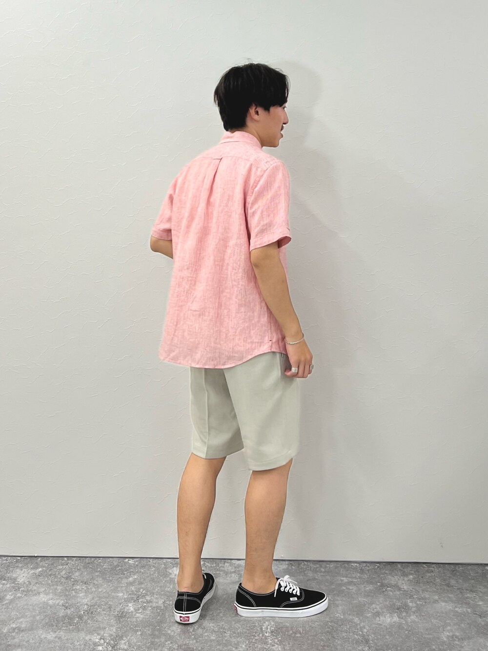 レッド系のシャツ/ブラウス、ホワイト系のTシャツ/カットソー、グレー系のその他パンツを着用したメンズの夏コーディネートの6枚目の写真
