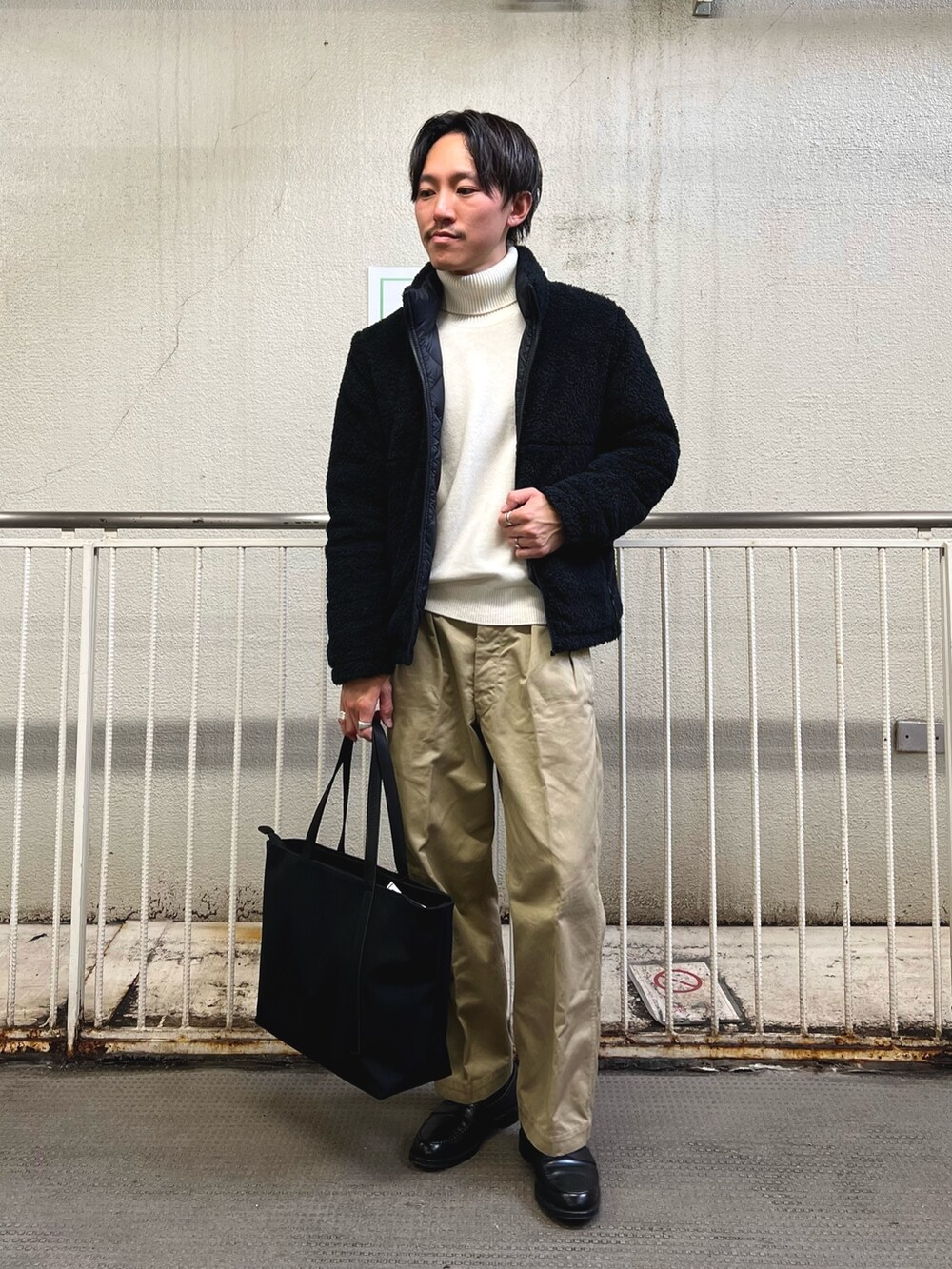 「ダウンジャケット、冬アウター、休日スタイル、クリスマスに着たい服、お出かけコーデ、きれいめカジュアル、タートルネック、ローファー、秋冬コーデ、冬、シンプルスタイル、カジュアルコーデ、黒、ボア、ボアジャケット」｜「TAIONの【TAION/タイオン】REVERSIBLE CITY HI NECK W-ZIP DOWN BOA JACKET（ダウンジャケット/コート、ブラック系）」を使った、nishiokaさん（メンズ・169cm）の冬コーディネートの2枚目の写真