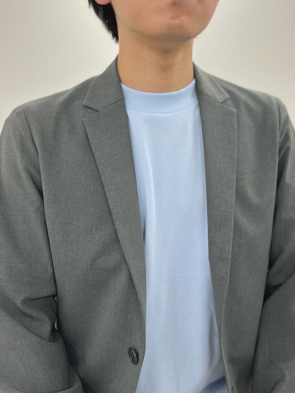 グレー系のテーラードジャケット、ブルー系のTシャツ/カットソー、ホワイト系のその他パンツを着用したメンズの夏コーディネートの7枚目の写真