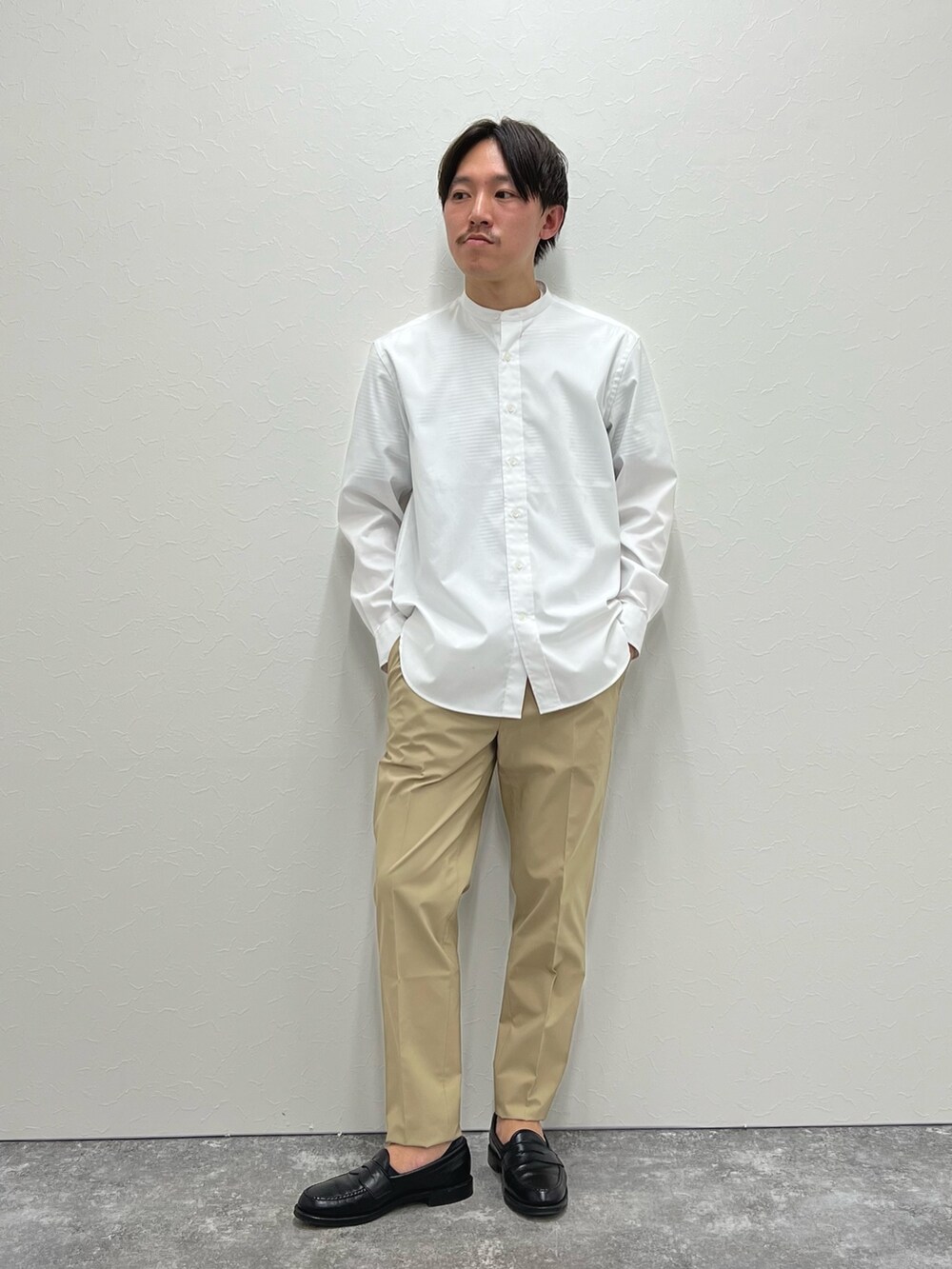 ホワイト系のシャツ/ブラウス、ベージュ系のその他パンツ、ブルー系のショルダーバッグを着用したメンズの春コーディネートの3枚目の写真