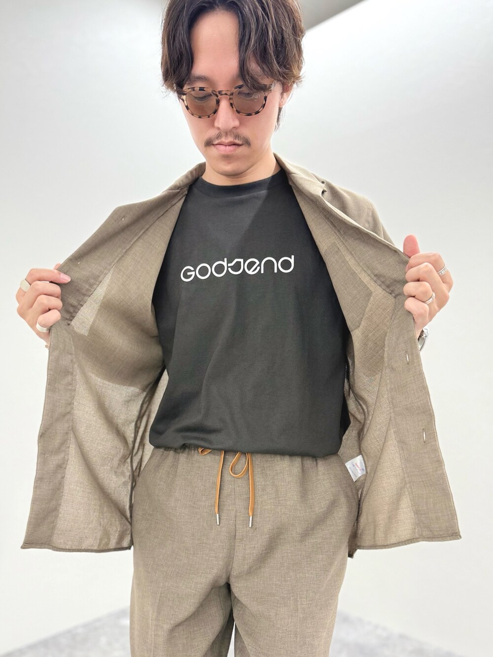 ベージュ系のシャツ/ブラウス、グレー系のTシャツ/カットソー、ベージュ系のその他パンツを着用したメンズの夏コーディネートの7枚目の写真