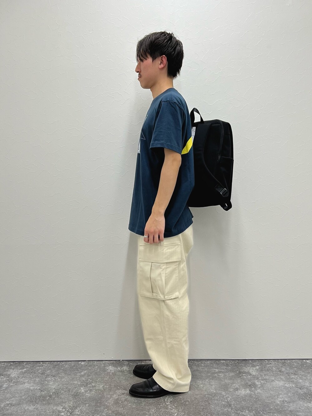 ブルー系のTシャツ/カットソー、ブラック系のバックパック/リュックを着用したメンズの冬コーディネートの4枚目の写真