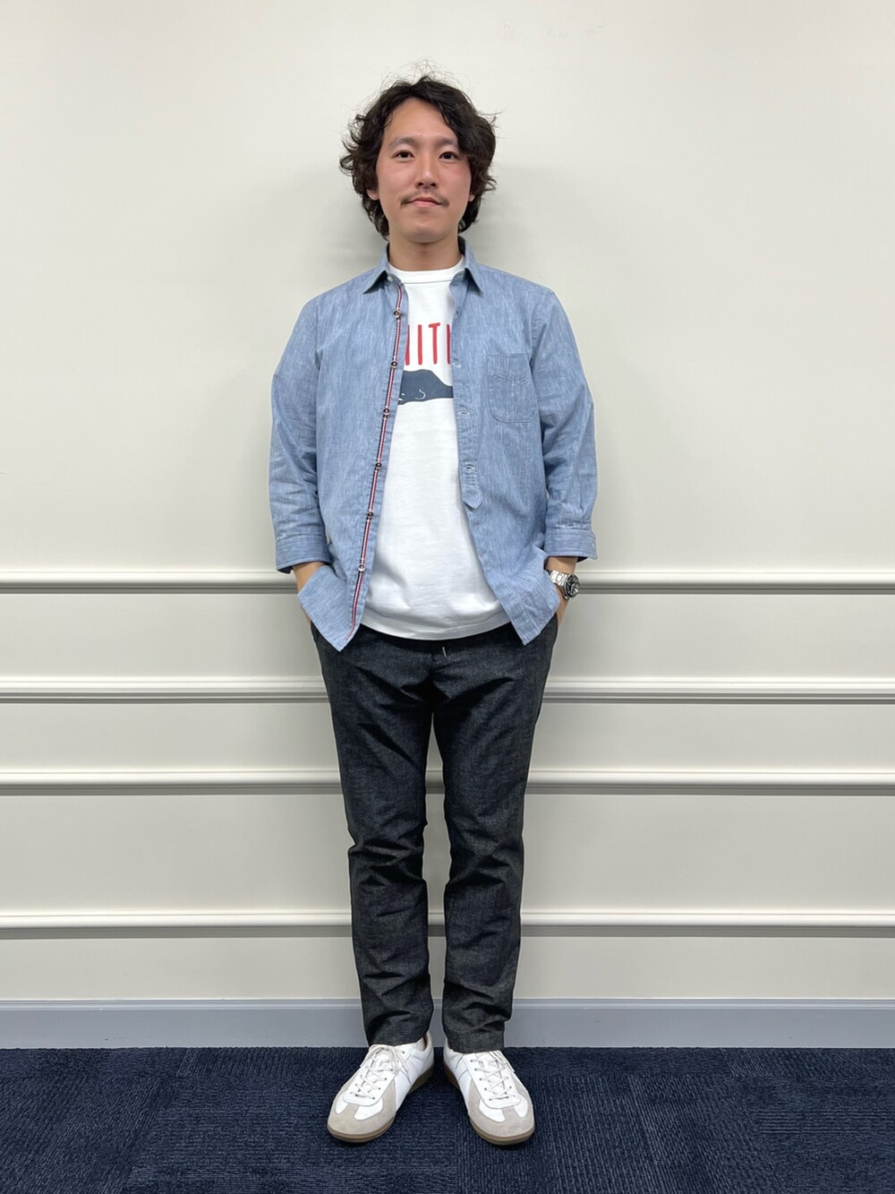 「大人コーデ、休日コーデ、シンプルコーデ、30代コーデ、シャツスタイル、プリントT、スニーカー、きれいめカジュアル、カジュアル、カジュアルコーデ、春コーデ、春夏コーデ、夏コーデ」｜「NOLLEY’Sの綿麻パラシュートボタン 7分袖シャツ（シャツ/ブラウス、ブルー系）」を使った、nishiokaさん（メンズ・169cm）の冬コーディネートの5枚目の写真