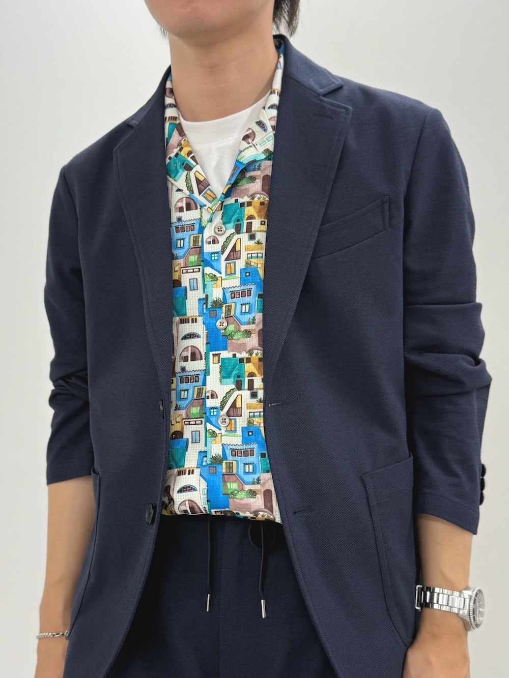 「柄シャツ、レイヤードスタイル、サンダル、白Tシャツ、セットアップ、きれいめカジュアル、Tシャツ、夏コーデ、オトナカジュアル、ジャケット、カジュアル、カジュアルコーデ、おしゃれさんと繋がりたい、セットアップスタイル」｜「NOLLEY’Sの【DotAir/ドットエア】《吸水速乾》総柄シャツ 25SS（シャツ/ブラウス、ブルー系）」を使った、nishiokaさん（メンズ・169cm）の夏コーディネートの7枚目の写真