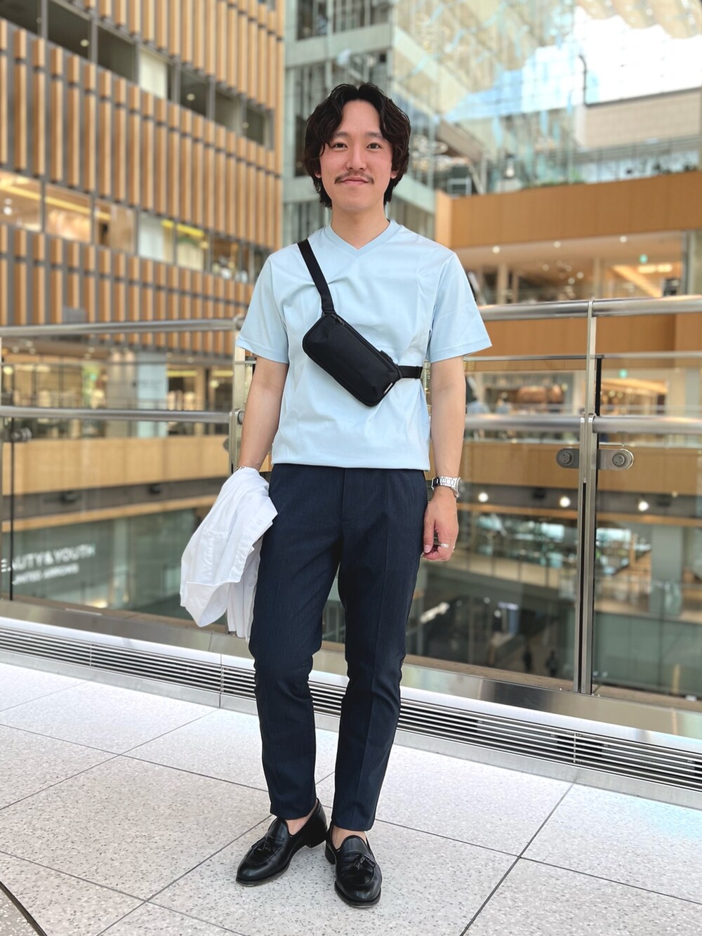ホワイト系のシャツ/ブラウス、ブルー系のTシャツ/カットソー、ブラック系のショルダーバッグを着用したメンズの春コーディネートの3枚目の写真