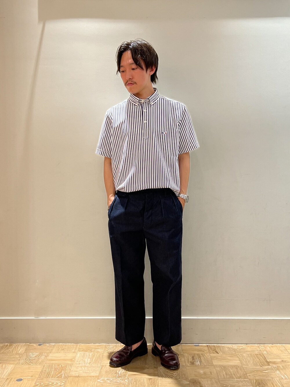 ブルー系のポロシャツを着用したメンズの夏コーディネートの2枚目の写真