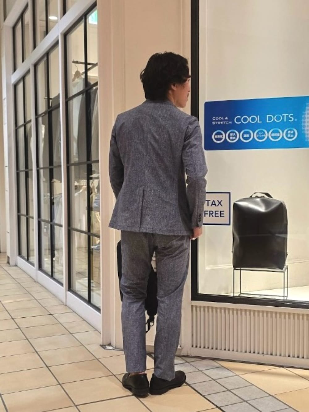 グレー系のTシャツ/カットソー、ブルー系のテーラードジャケット、ブルー系のその他パンツを着用したメンズの春コーディネートの6枚目の写真