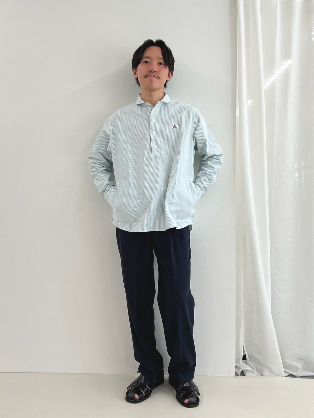 ブラック系のその他パンツ、グリーン系のシャツ/ブラウスを着用したメンズの春コーディネートの3枚目の写真