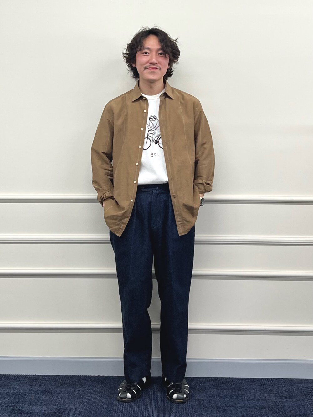 ホワイト系のTシャツ/カットソー、ベージュ系のシャツ/ブラウス、ブルー系のデニムパンツを着用したメンズの春コーディネートの3枚目の写真