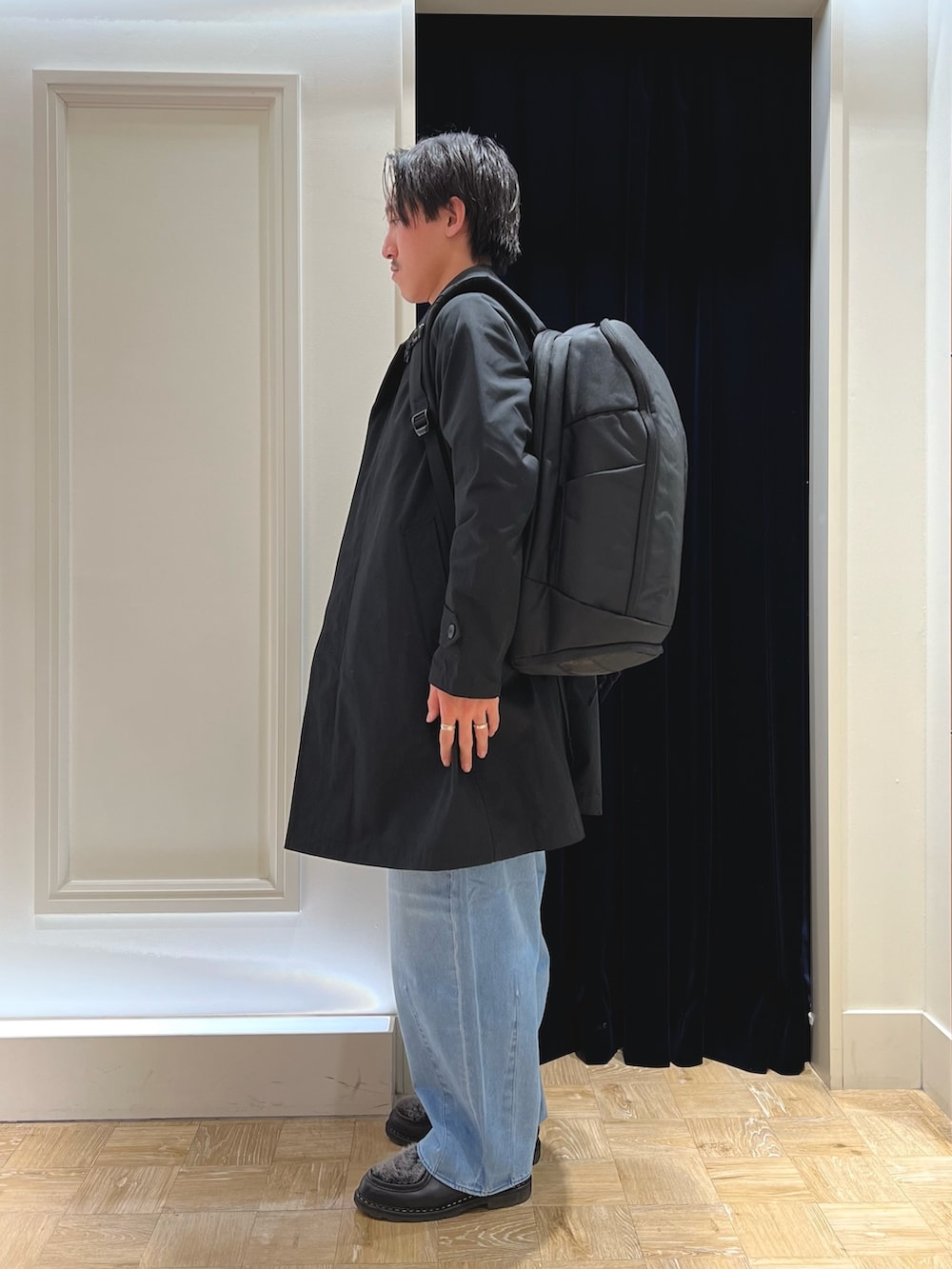 「デニム、冬アウター、ワイドパンツ、レイヤードスタイル、春色、休日スタイル、シンプルコーデ、カジュアルコーデ、コート、春コーデ、ダウンベスト、オーバーサイズ、バックパック、春、24ssトレンド」|「TAIONの【TAION/タイオン】CR別注ステンカラーコート(ステンカラーコート、ブラック系)」を使った、nishiokaさん(メンズ・169cm)の冬コーディネートの5枚目の写真