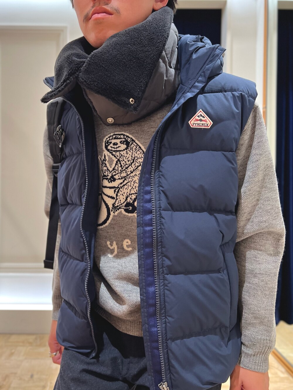 グレー系のニット/セーター、ブルー系のその他パンツ、オレンジ系のサンダルを着用したメンズの冬コーディネートの7枚目の写真