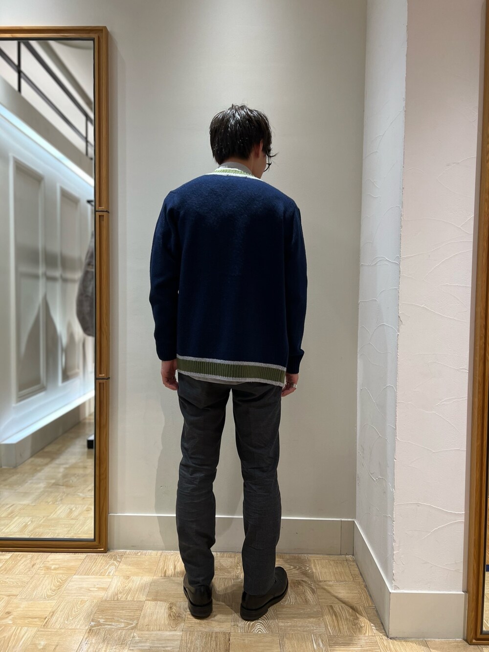 「シンプルコーデ、メガネ男子、休日スタイル、きれいめカジュアル、秋服、オトナカジュアル、秋のコーデ、カジュアルコーデ、カーディガン、ダウンベスト、レイヤードスタイル、30代コーデ」｜「TAIONの【TAION/タイオン】SINGLE SNAP BUTTON DOWN GILET インナーダウンジレ（ダウンベスト、グリーン系）」を使った、nishiokaさん（メンズ・169cm）の秋コーディネートの5枚目の写真